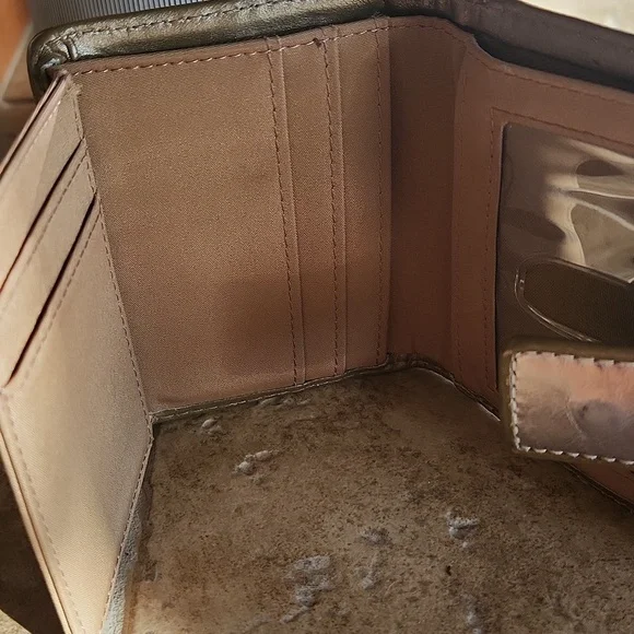 Fossil gold colored genuine leather wallet - Picture 8 of 12